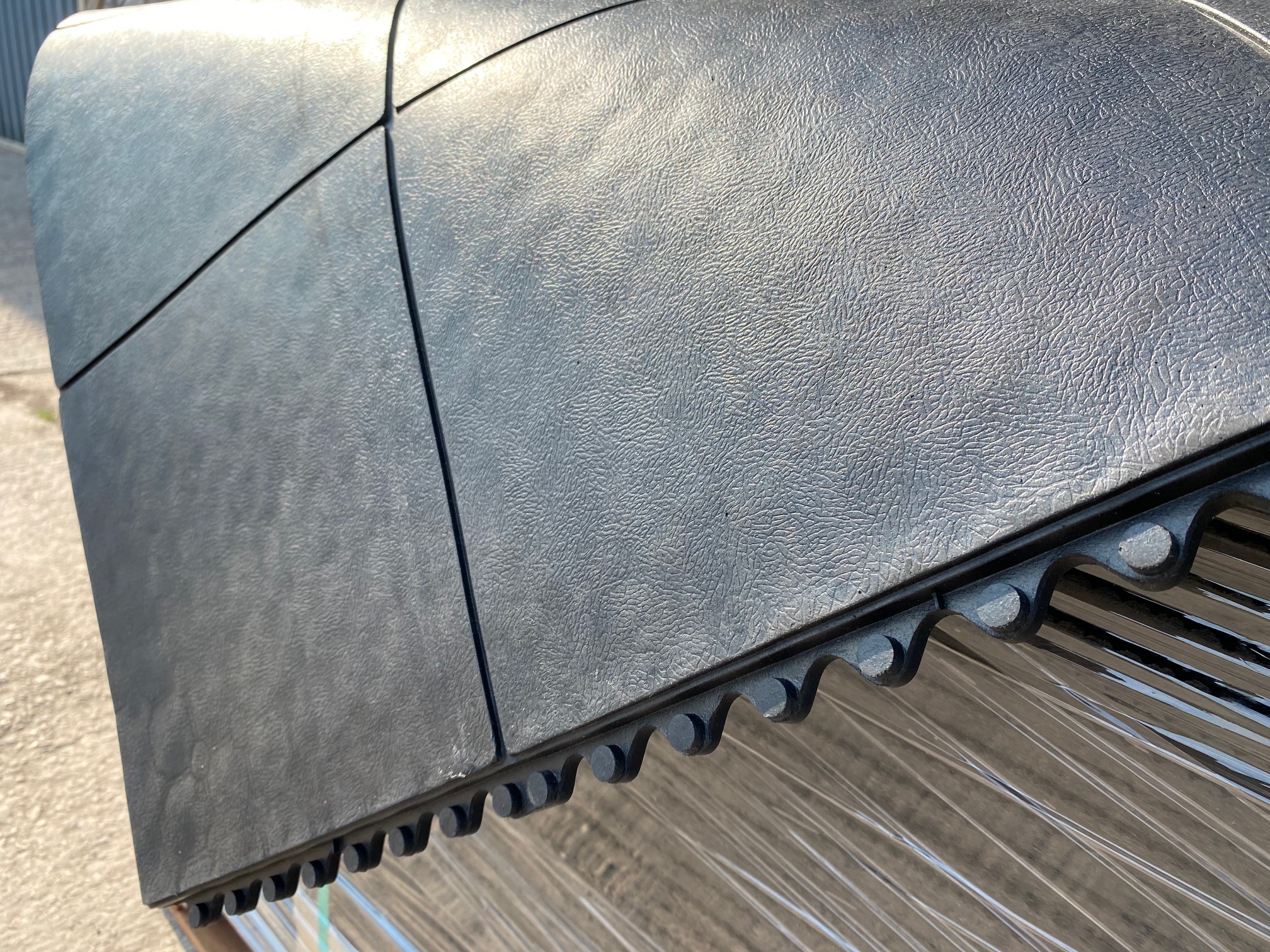 Rubber Interlocking Gym Mats 3ftx3ft x16mm and edging - Image 3